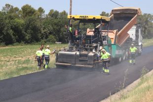 Arreglen una carretera del Pla de l'Estany amb asfalt fet amb ampolles de plàstic reciclades