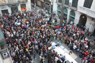 Uns 600 'indignats' es concentren a la plaça del Vi de Girona