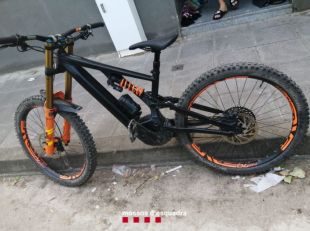 Detingut per robar en sis vehicles i endur-se una bicicleta elèctrica d'un pàrquing a Santa Coloma de Farners