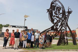 Amics de la Unesco apadrinen l'escultura de Dalí de davant l'Espai Gironès