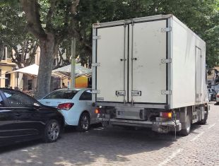 Els transportistes demanen als ajuntaments costaners ampliar els horaris de càrrega i descàrrega