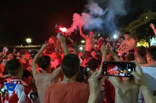 Centenars d'aficionats del Girona celebren el retorn a Primera pels carrers de la ciutat