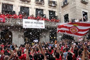 La rua dels campions tenyeix Girona de blanc-i-vermell