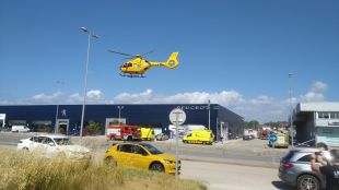 Un incendi al taller d'un concessionari de cotxes deixa un ferit a Fornells de la Selva