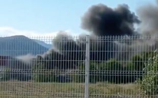 Vuit dotacions dels Bombers treballen en un incendi fora d'una nau a Sant Joan les Fonts