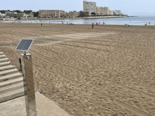 L'Escala prova una dutxa que funciona amb energia solar i regula el cabal amb sensors