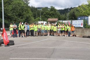 Els treballadors de Font Vella instal·len piquets informatius davant la fàbrica en l'inici de la vaga