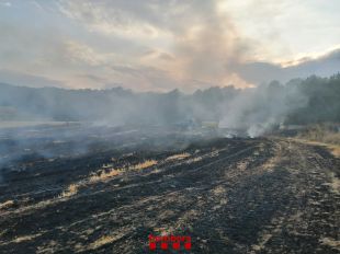 Un incendi crema un camp amb bales de palla a Cornellà del Terri