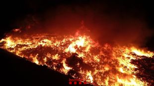 Un incendi crema durant tres hores i mitja a l'abocador de Pedret i Marzà