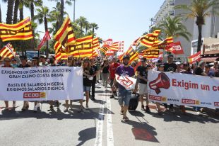 Unes 200 persones es manifesten a Lloret de Mar per reclamar un nou conveni col·lectiu del sector serveis