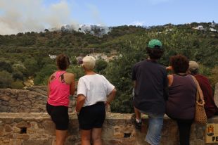 Els Bombers donen per estabilitzat l'incendi de Castell d'Aro