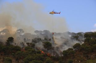74 dotacions dels Bombers treballen en un incendi prop d'una urbanització a Castell d'Aro