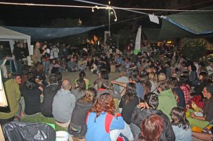 Mossos d'Esquadra comuniquen als 'indignats' que la concentració és il·legal però no desallotjaran