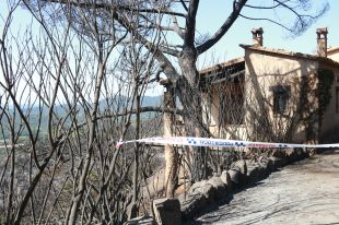 Els Bombers vigilaran al llarg d'aquesta matinada l'incendi de Castell d'Aro