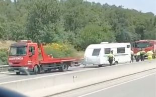 Un ferit en bolcar la caravana que remolcava a la C-35 a Caldes de Malavella 