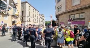 Unes 150 persones protesten contra la presència d'Elionor i Sofia a Figueres