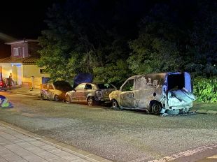 Incendiats tres vehicles aparcats en un carrer d'Hostalric