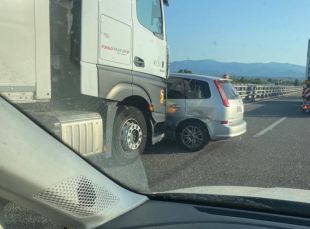 Topada entre un camió i un turisme a l'AP-7 a Pont de Molins