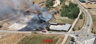 Es declara un incendi de vegetació darrera el polígon comercial de Vilatenim 