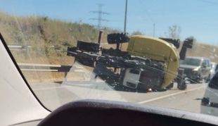 Tallada la C-26 a Borrassà per un vehicle bolcat al mig de la carretera