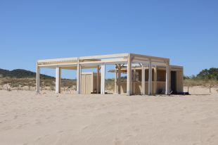 Denuncien la instal·lació d'una guingueta en una zona protegida de la platja de Pals