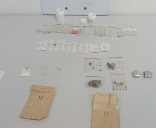 La unitat canina de Palafrugell enxampa un home sortint d'un bar carregat de droga