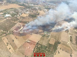Vint dotacions dels Bombers treballen en un incendi de vegetació a Roses