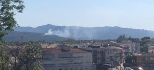 Quinze dotacions dels Bombers treballen en un incendi forestal a Santa Cristina d'Aro