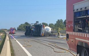 Ferit el conductor d'un camió que ha bolcat i perdut la càrrega a l'AP-7 a Biure d'Empordà