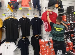 Intervinguts articles falsificats en una botiga de la Jonquera per valor d'1,3 MEUR