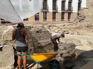 Descobreixen un pany de muralla medieval fora del Museu Arqueològic de Banyoles 
