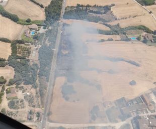 Els Bombers treballen en un incendi de vegetació agrícola a Rupià