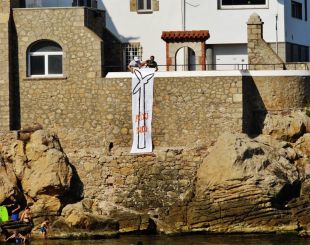 Salvem mostra el seu rebuig als macroparcs eòlics penjant pancartes als pobles de l'Albera