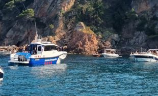 Els Mossos desfan una sorollosa concentració de barques a Cala el Golfet de Calella de Palafrugell