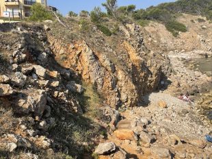 L'Escala tanca la platja de l'Illa Mateua pel despreniment de dues grans pedres
