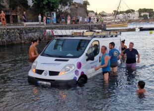 Una furgoneta es desfrena i cau al mar a Cadaqués