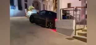 Dos vehicles queden atrapats de matinada en zones de vianants a Calella de Palafrugell 