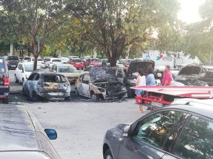 Cinc cotxes calcinats i vuit més d'afectats en un incendi a Girona