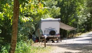 Denunciat l'usuari d'una autocaravana per acampar sense autorització a Susqueda