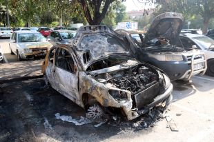 Els Mossos investiguen si l'incendi que ha cremat tretze vehicles a Girona ha estat intencionat