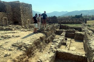 Descoberta una necròpolis moderna al claustre de Santa Maria de la Ciutadella de Roses