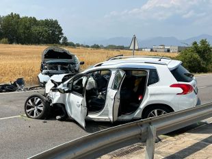 Dos ferits en un xoc frontal entre dos turismes a la GIP-5121 a Banyoles