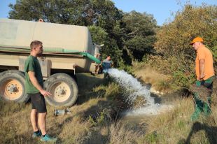 Caçadors de la Vall de Llémena omplen basses seques perquè els animals del bosc tinguin aigua