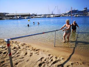 Palamós instal·la una barana a la platja Gran per facilitar l'accés a l'aigua