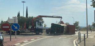 Un camió perd la càrrega en una rotonda a Vilajuïga