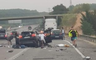 Dos ferits en un xoc per encalç entre un cotxe i un camió a l'AP-7 a Maçanet de la Selva