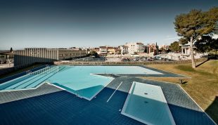 Uns joves agredeixen el vigilant de seguretat de la piscina de Figueres ruixant-lo amb esprai pebre