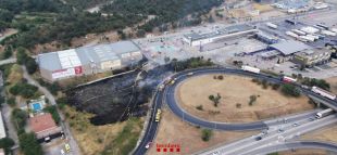 Fins a 14 dotacions dels Bombers extingeixen un incendi prop d'una benzinera a la Jonquera