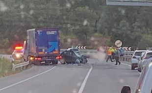 Un mort en un xoc frontal entre un turisme i un camió a l'N-II a Capmany 