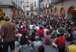 Més de 500 'indignats' es concentren contra el sistema polític i econòmic a la plaça del Vi de Girona 